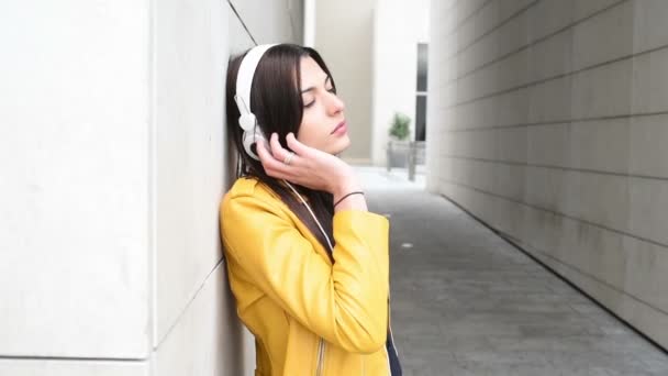 mulher ouvindo música com fones de ouvido  - Filmagem, Vídeo