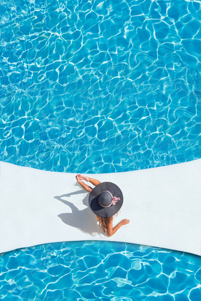 Piękne opalone sportowy szczupła kobieta relaks w basenie  - Zdjęcie, obraz