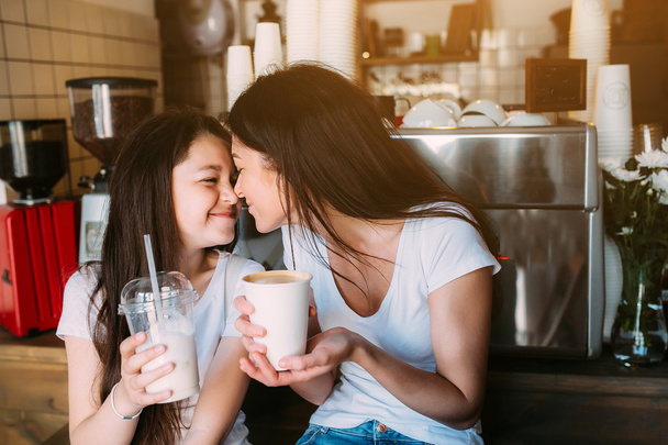 Mãe e filha bebem café expresso
 - Foto, Imagem