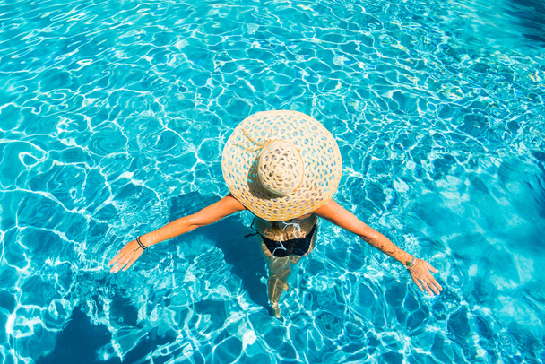 Woman with hat at the pool - Zdjęcie, obraz