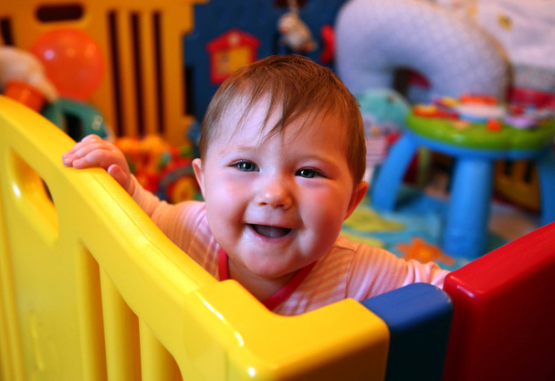 Renkli bir oyun parkı içinde düşünme kız bebek - Fotoğraf, Görsel