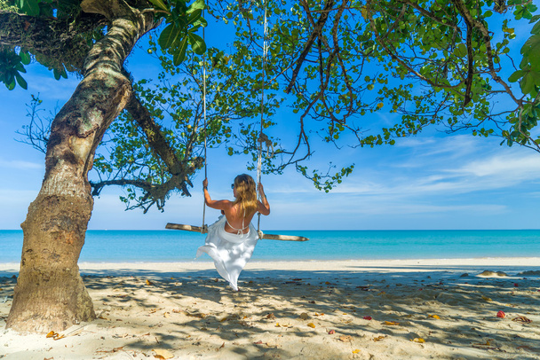 Vrouw swingen op het strand - Foto, afbeelding