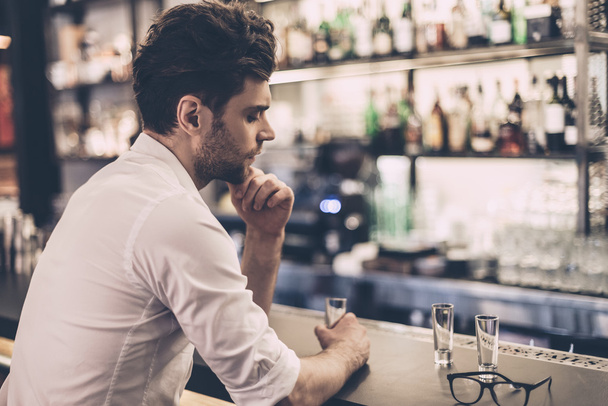 man in shirt sitting at bar counter - Fotoğraf, Görsel
