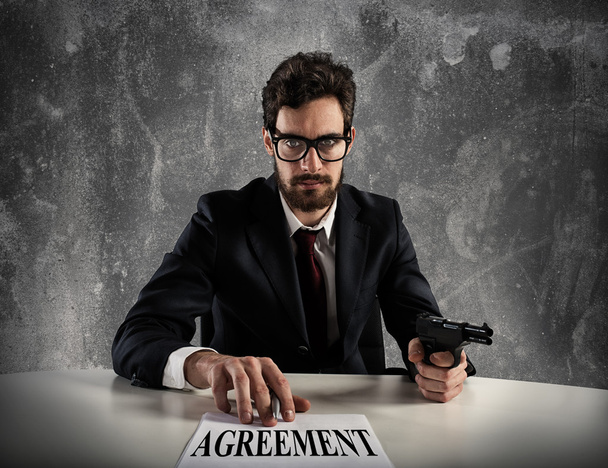 Patron sana bir anlaşma imzalamak için zorlama  - Fotoğraf, Görsel