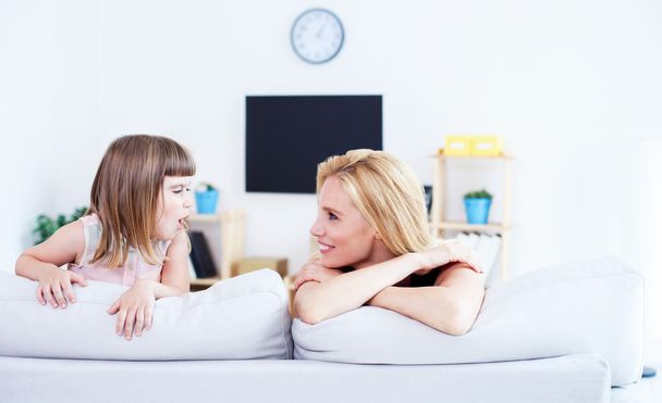 Mom and daughter in the living room  - Fotoğraf, Görsel