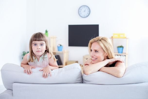 Mom and daughter in the living room  - Фото, зображення