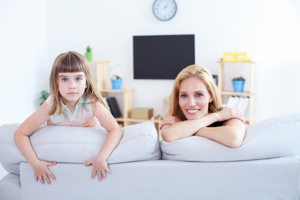 Mom and daughter in the living room - Фото, зображення