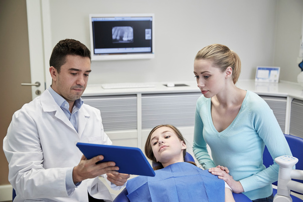 dentist showing tablet pc to girl and her mother - Fotoğraf, Görsel