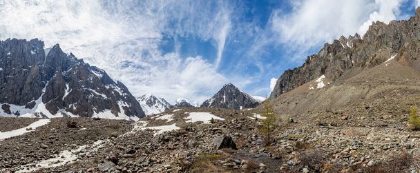 Beautiful view of a mountains landscape in Altai mountains - Foto, imagen