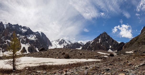 Beautiful view of a mountains landscape in Altai mountains - Fotoğraf, Görsel
