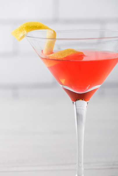Fresh home made cosmopolitan cosmo cocktails - 写真・画像