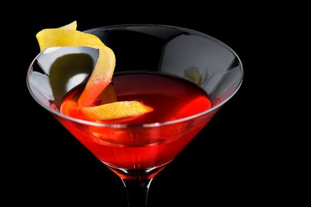 kosmopolitische Kosmo-Cocktails auf schwarzem Hintergrund - Foto, Bild
