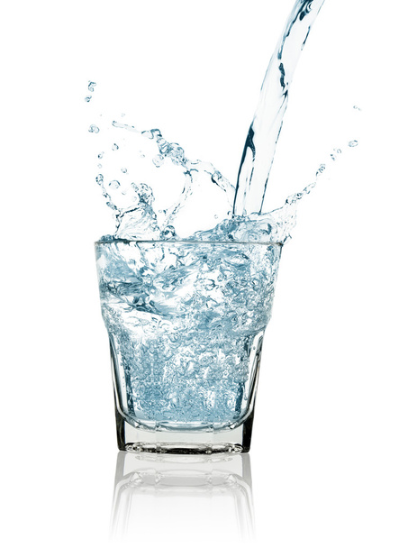vesipisara valkoisella eristetyssä lasissa
 - Valokuva, kuva
