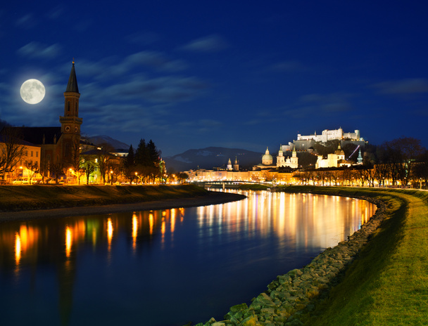 widok na miasto Salzburg w nocy - Zdjęcie, obraz