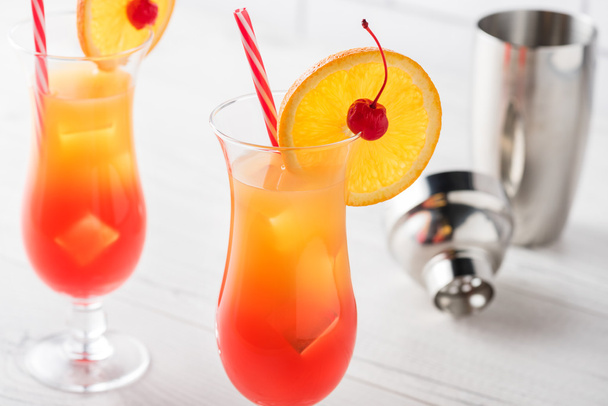 Tuore kotitekoinen Tequila Sunrise cocktaileja
 - Valokuva, kuva