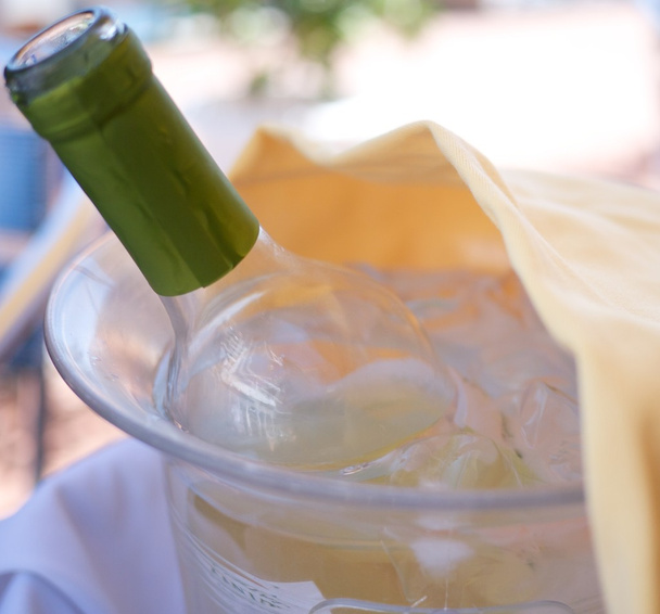 Пляшка білого вина в прохолоді
 - Фото, зображення