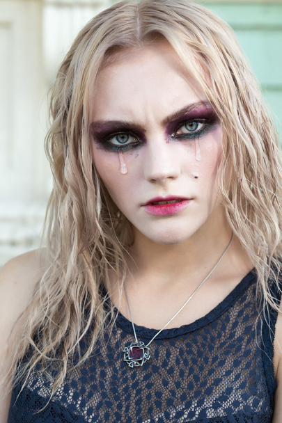 Un retrato de estilo gótico de moda de una hermosa chica rubia
 - Foto, Imagen