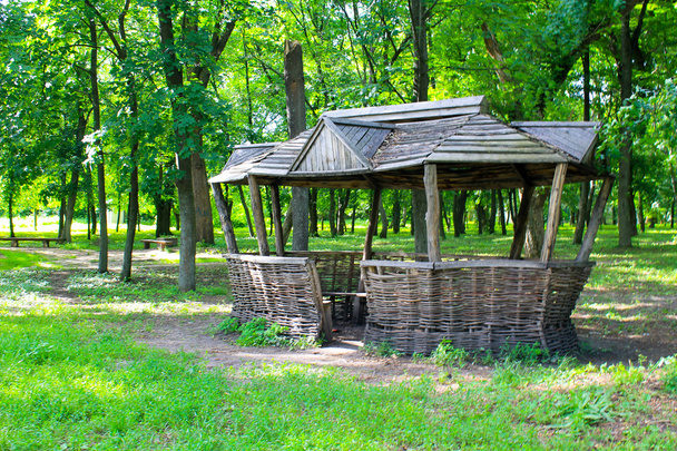 Vieux belvédère en bois dans le parc
 - Photo, image