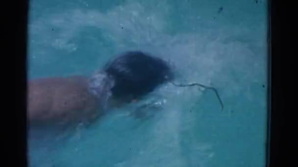 man swimming in pool - Filmagem, Vídeo