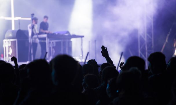 Sahne ışıklarının önünde tezahürat yapan kalabalık  - Fotoğraf, Görsel