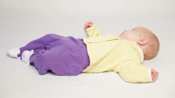 Χαριτωμένο μικρό μωρό τοποθέτηση στο κρεβάτι - Πλάνα, βίντεο