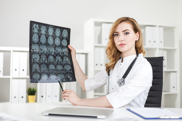 Woman doctor demonstrating brain xray - Foto, afbeelding