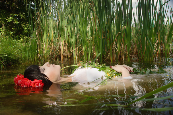 Jovem mulher afogada
 - Foto, Imagem