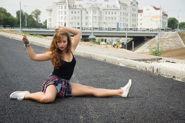 Fiatal lány tánc regeton, a város egy utcáján - Fotó, kép