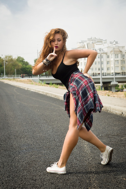 Young girl dancing regeton on a city street - Fotografie, Obrázek