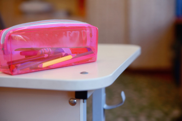 caja de lápiz en la mesa del aula
 - Foto, imagen