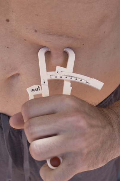 Homme mesurant le contouring corporel
 - Photo, image