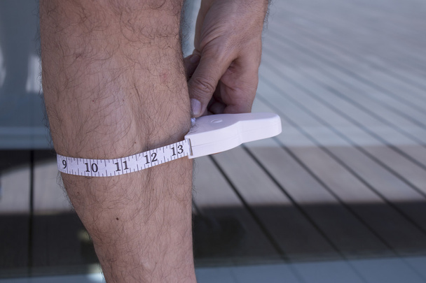 Homme mesurant le contouring corporel
 - Photo, image