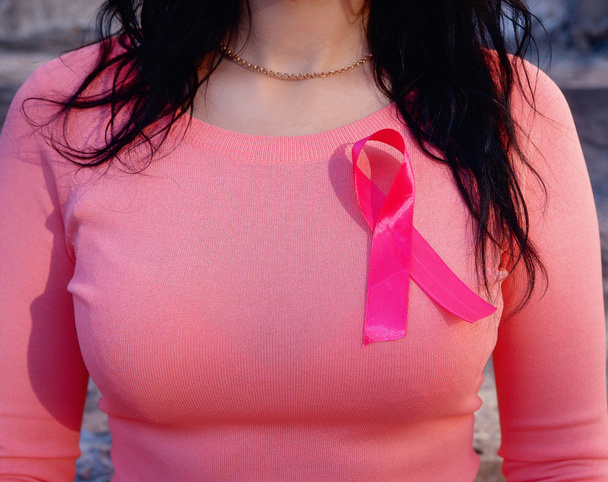 Mujer con cinta de cáncer de mama
 - Foto, imagen