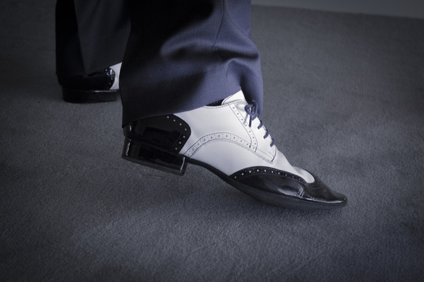 Чорно-біле чоловіче танцювальне взуття
 - Фото, зображення
