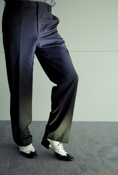 Hombre con zapatos de baile masculinos blancos y negros
 - Foto, imagen