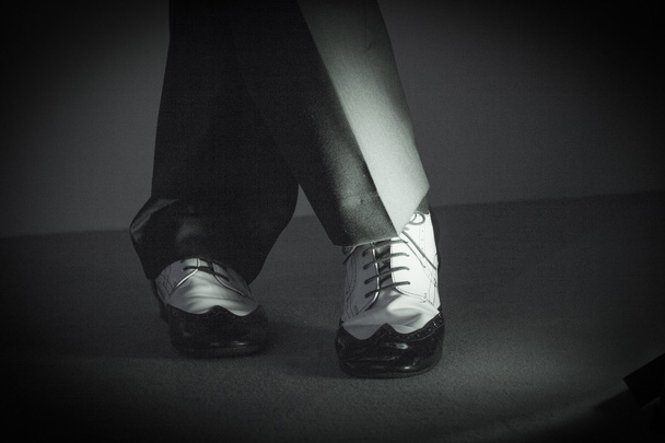 Чорно-біле чоловіче танцювальне взуття
 - Фото, зображення
