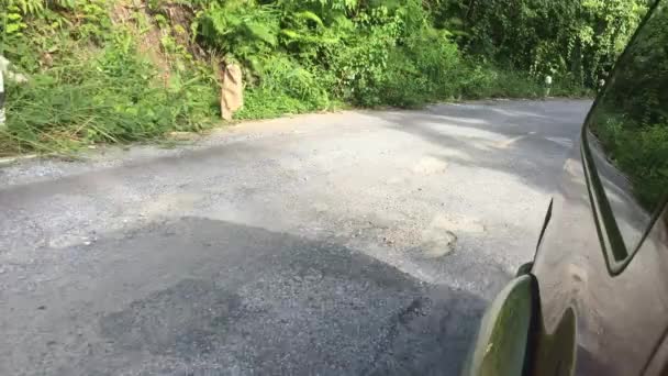 złego asfaltu drogowego łamane - Materiał filmowy, wideo