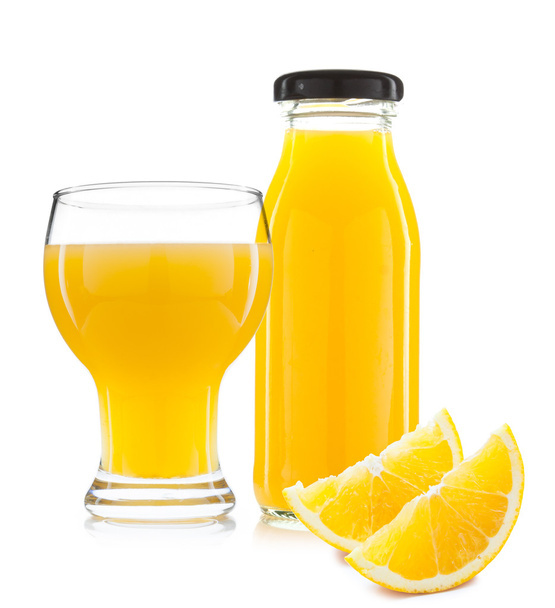 Butelka soku pomarańczowego i kawałkami pomarańczy na białym tle - Zdjęcie, obraz