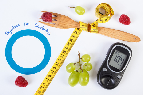 Glucomètre, symbole de la journée mondiale du diabète, fruits frais avec centimètre
 - Photo, image