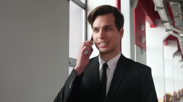 Walking Man in Suit Talking on Phone with Customer - Materiał filmowy, wideo