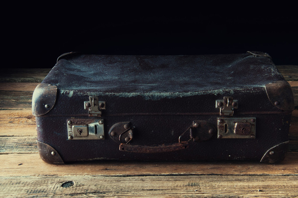 Vintage matkalaukku puulattia
 - Valokuva, kuva
