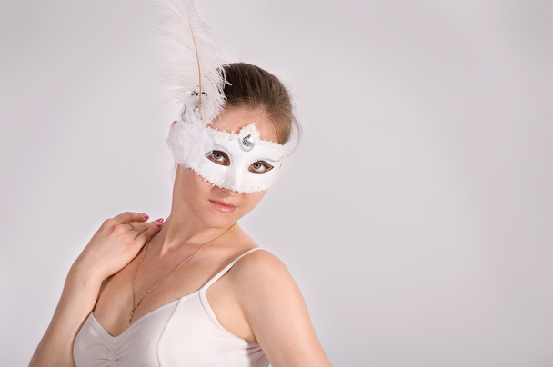Танцівниця балету в білому навчальному посібнику та карнавальній масці
 - Фото, зображення