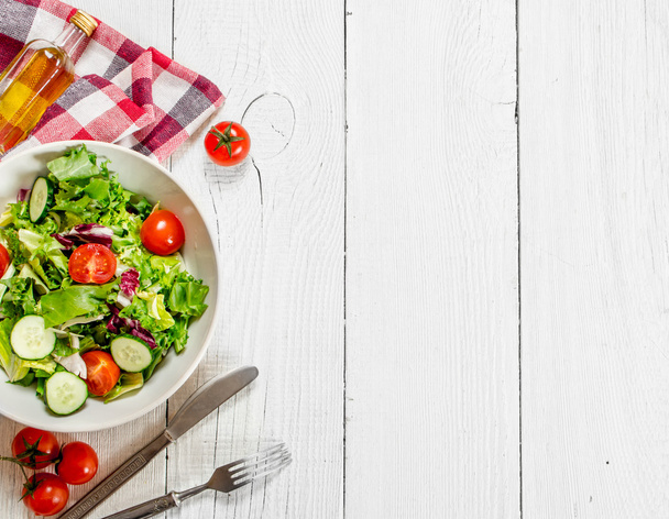 Salad of tomatoes and cucumbers with greens . - Fotoğraf, Görsel