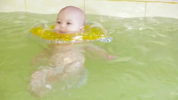 Baby schwimmt im Pool - Filmmaterial, Video