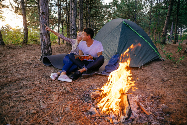 Joven pareja caucásica acampando en el bosque
 - Foto, Imagen