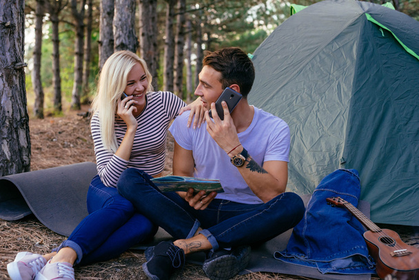 Young caucasian couple camping in the forest - Valokuva, kuva