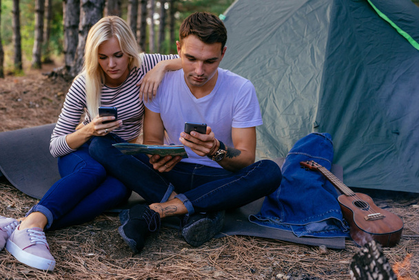 Young caucasian couple camping in the forest - Fotografie, Obrázek