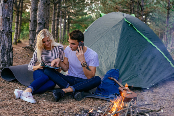 Young caucasian couple camping in the forest - Φωτογραφία, εικόνα