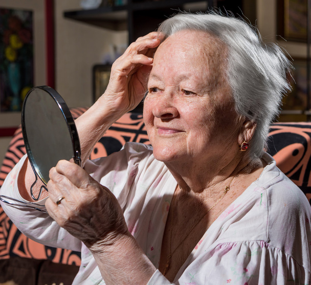 Stará žena při pohledu do zrcadla - Fotografie, Obrázek