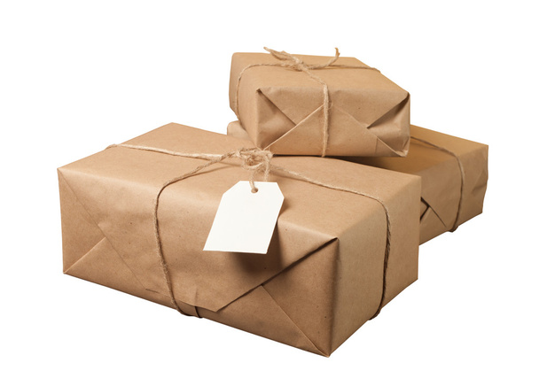 Paquete envuelto con papel marrón atado con cuerda aislada sobre fondo blanco
 - Foto, imagen